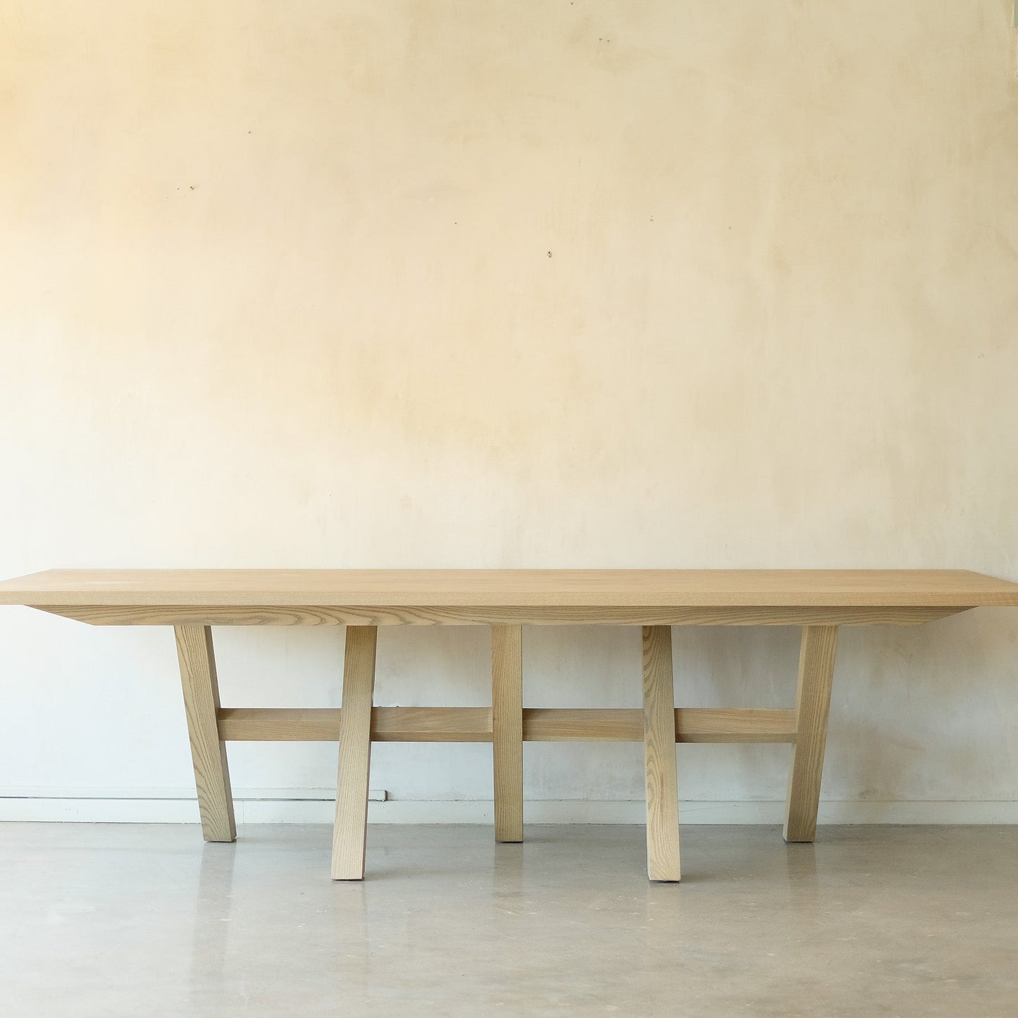 Kundi Dining Table