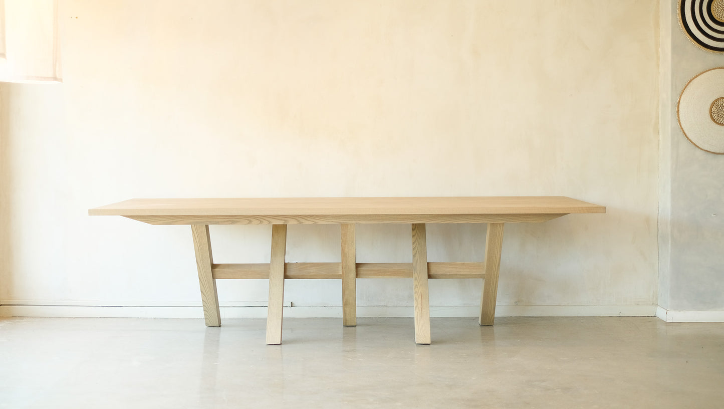 Kundi Dining Table