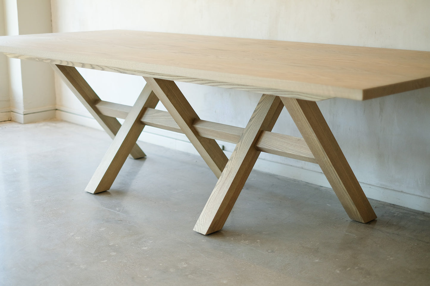 Kundi Dining Table