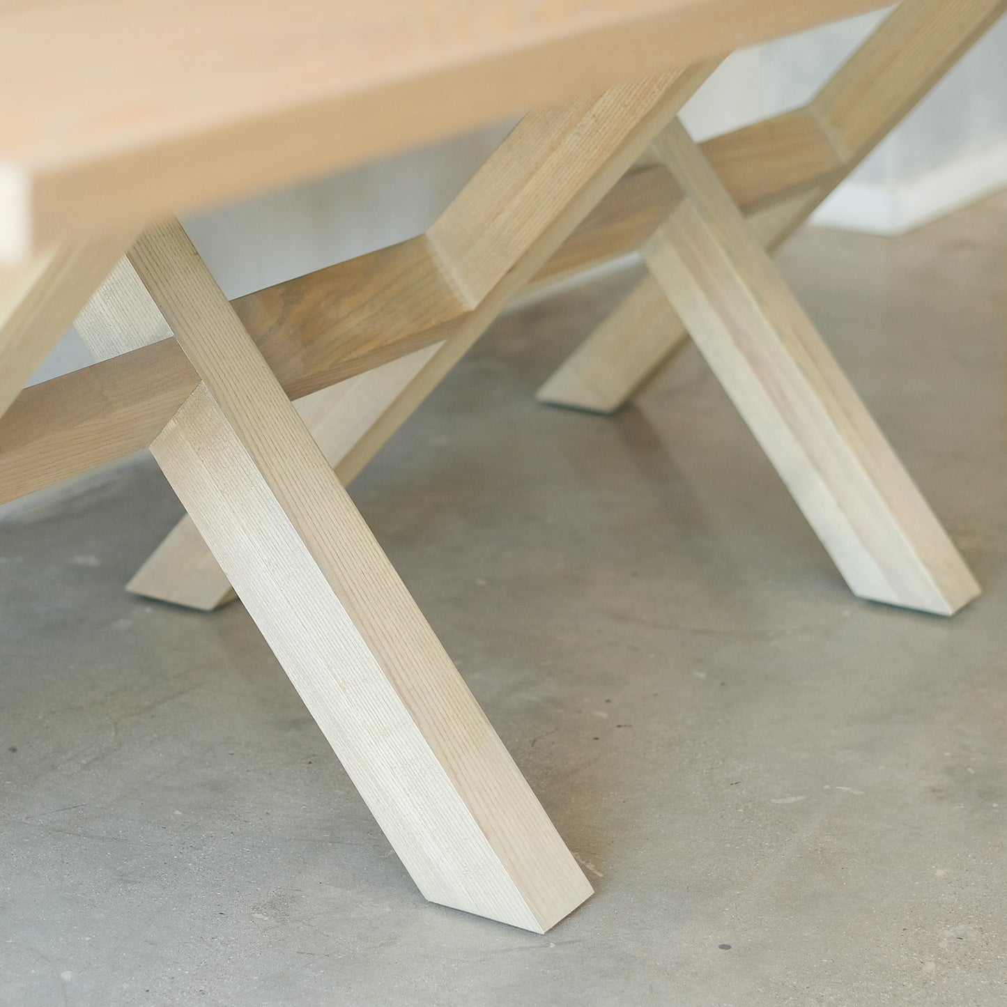 Kundi Dining Table